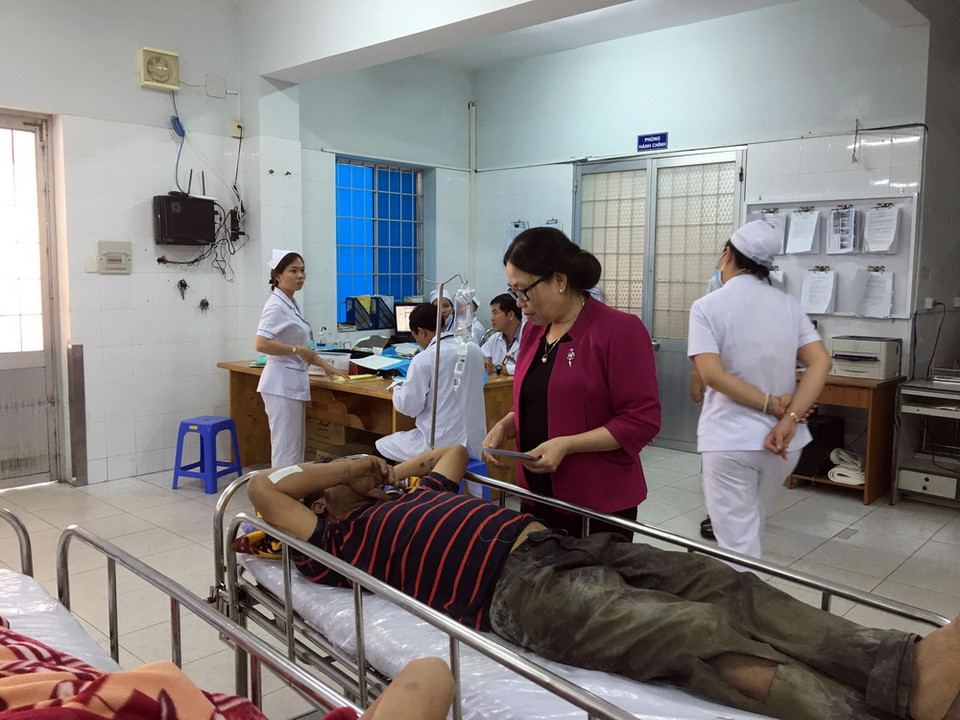 Lãnh đạo tỉnh Bà Rịa-Vũng Tàu đến bệnh viện thăm hỏi, động viên những công nhân bị nạn và người thân.