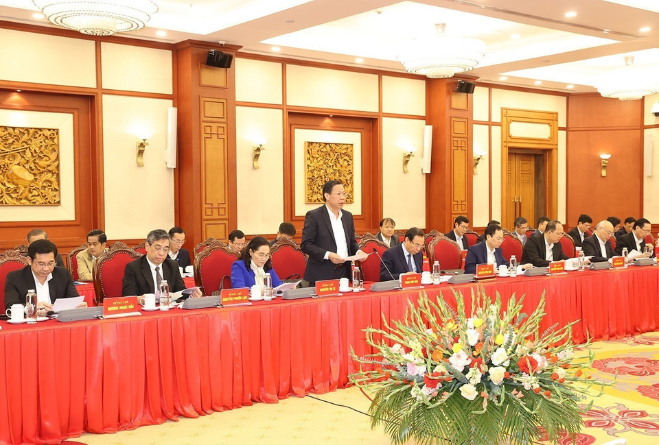 Ông Phan Văn Mãi, Ủy viên Trung ương Đảng, Chủ tịch Ủy ban Nhân dân Thành phố Hồ Chí Minh, trình bày báo cáo. (Ảnh: Trí Dũng/TTXVN)