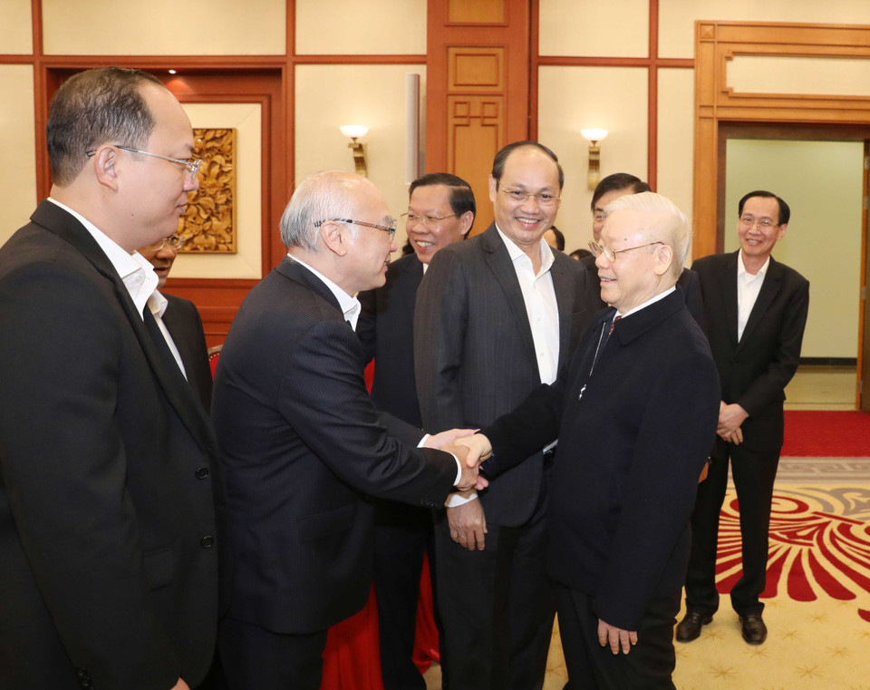 Tổng Bí thư Nguyễn Phú Trọng với các thành viên Ban Thường vụ Thành ủy Thành phố Hồ Chí Minh. (Ảnh: Phương Hoa/TTXVN)