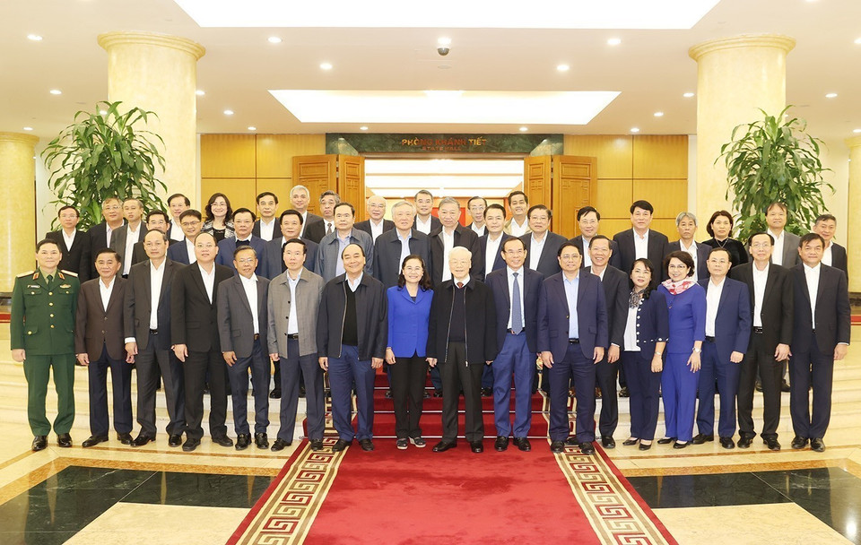 Tổng Bí thư Nguyễn Phú Trọng và các thành viên Bộ Chính trị cùng các đại biểu chụp ảnh chung với Ban Thường vụ Thành ủy Thành phố Hồ Chí Minh. (Ảnh: Trí Dũng/TTXVN)