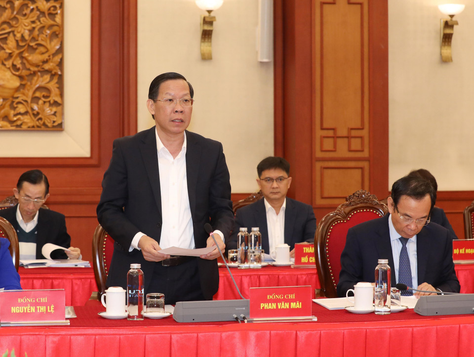 Ông Phan Văn Mãi, Ủy viên Trung ương Đảng, Chủ tịch Ủy ban Nhân dân Thành phố Hồ Chí Minh, trình bày báo cáo tại buổi làm việc. (Ảnh: Phương Hoa/TTXVN)