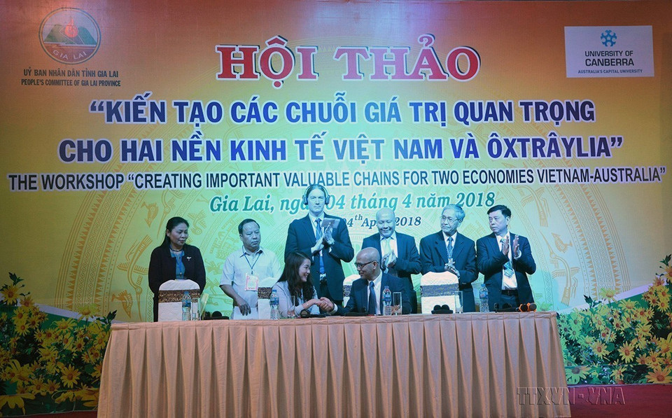 Hội đồng doanh nghiệp Việt Nam-Australia ký kết các Bản ghi nhớ với đại diện Công ty cổ phần tập đoàn Hoàng Anh Gia Lai về việc xây dựng dự án sản xuất bột gấc hữu cơ chất lượng cao và sản xuất rau an toàn (4/4/2018). (Ảnh: Hoài Nam/TTXVN)