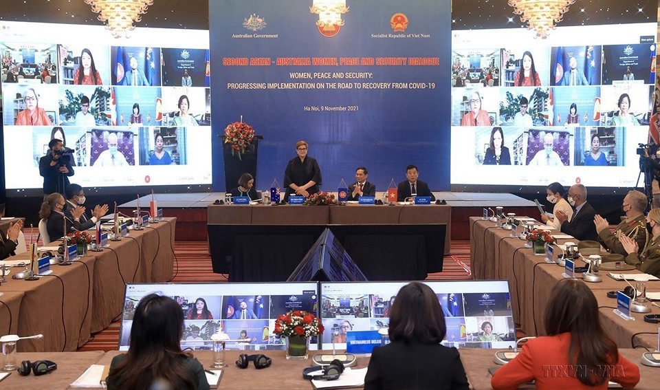 Trong hợp tác đa phương, Việt Nam và Australia phối hợp tốt và ủng hộ lẫn nhau tại các diễn đàn quốc tế và khu vực. Trong ảnh: Bộ trưởng Bộ Ngoại giao Bùi Thanh Sơn cùng đại sứ, đại biện, đại diện ngoại giao các nước tại Việt Nam dự Đối thoại ASEAN-Australia về phụ nữ, hoà bình và an ninh lần thứ hai được tổ chức theo hình thức trực tuyến (Hà Nội, 9/11/2021). (Ảnh: Lâm Khánh/TTXVN)