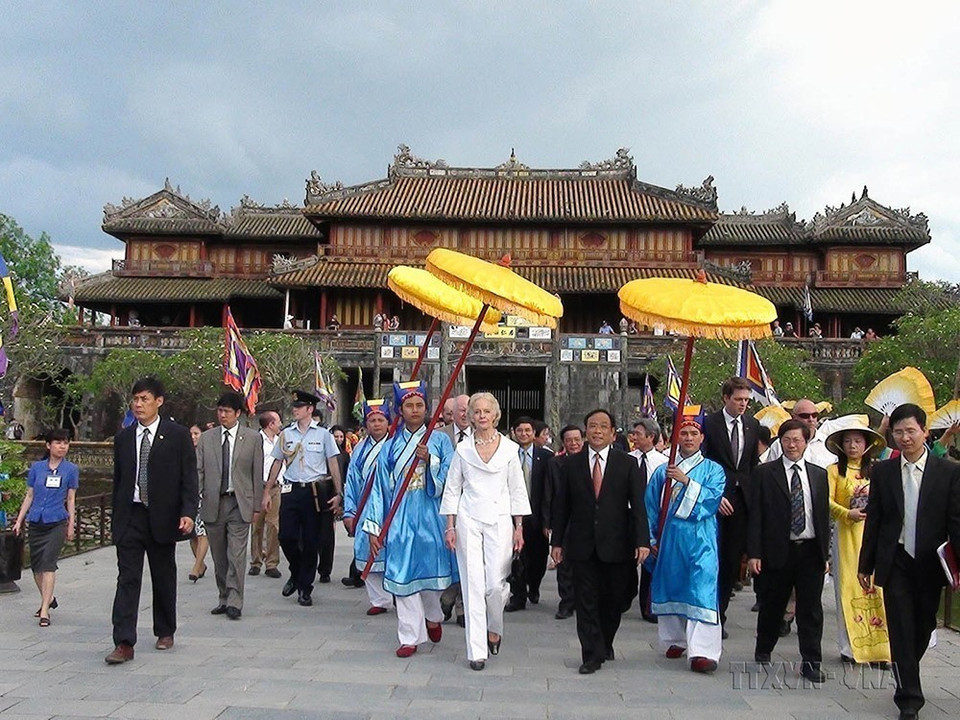 Quan hệ chính trị giữa hai nước ngày một gần gũi, tin cậy thông qua việc duy trì trao đổi đoàn và tiếp xúc trên tất cả các cấp, các kênh. Trong ảnh: Toàn quyền Australia Quentin Bryce cùng Phu quân thăm Đại Nội (Huế), ngày 11/5/2011. (Ảnh: Lý Việt/TTXVN)