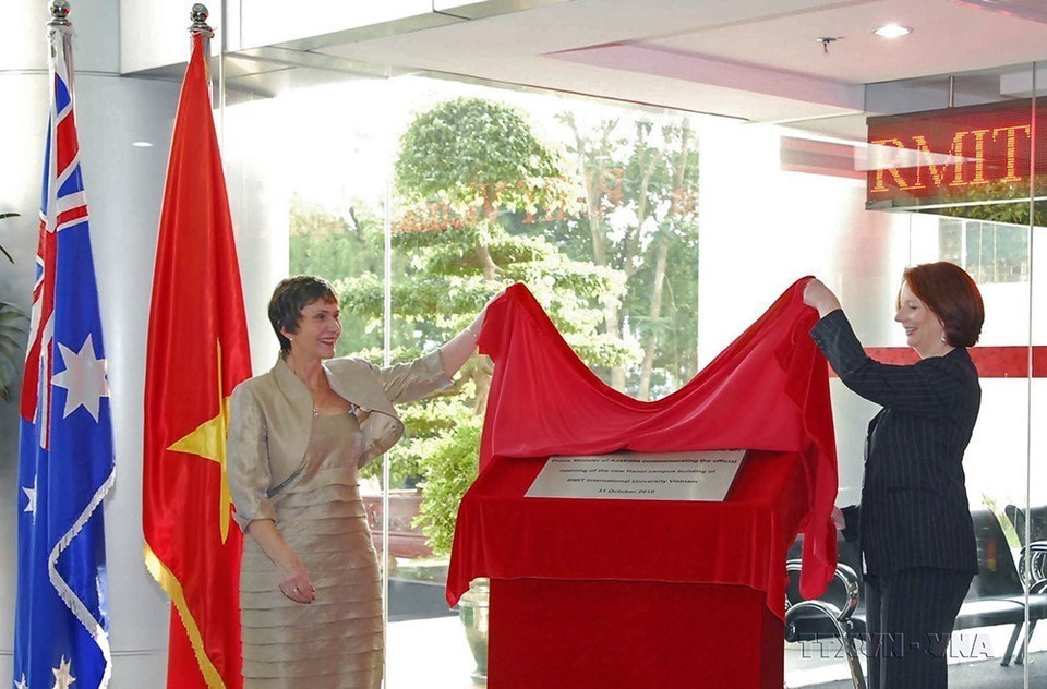 Trường Đại học quốc tế RMIT Việt Nam là trường đại học nước ngoài đầu tiên có 100% vốn đầu tư nước ngoài tại Việt Nam. Trong ảnh: Trong chuyến thăm chính thức Việt Nam, Thủ tướng Australia Julia Gillard khánh thành tòa nhà mới của Đại học RMIT tại Hà Nội (31/10/2010). (Ảnh: Bích Ngọc/TTXVN)