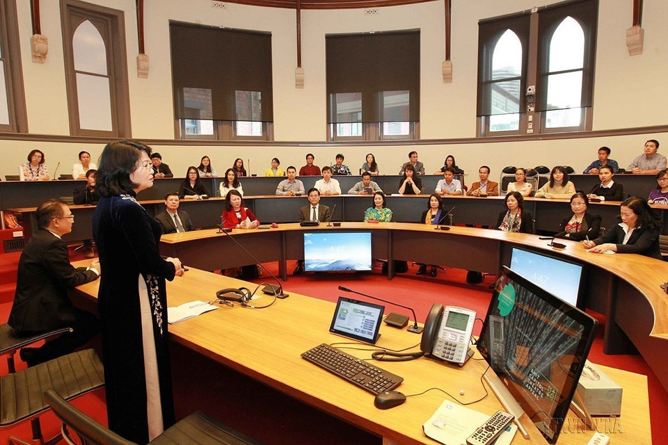 Với hơn 30.000 sinh viên và nghiên cứu sinh Việt Nam đang học tập tại Australia, hợp tác giáo dục không chỉ góp phần vào việc phát triển nguồn nhân lực của Việt Nam và kinh tế của Australia mà còn là sợi dây văn hóa bền chặt, là nhịp cầu hữu nghị kết nối giữa người dân hai nước. Trong ảnh: Phó Chủ tịch nước Đặng Thị Ngọc Thịnh thăm và giao lưu với du học sinh Việt Nam đang học tập, nghiên cứu tại Đại học RMIT, thành phố Melbourne, bang Victoria, Australia (23/4/2018). (Ảnh: Quang Hải/TTXVN)