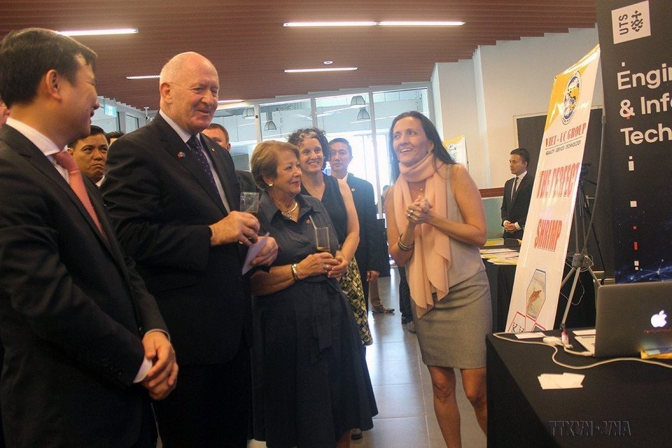 Giáo dục là mặt hàng xuất khẩu lớn thứ 3 của Australia vào Việt Nam. Trong ảnh: Toàn quyền Australia Peter Cosgrove thăm Trường đại học RMIT, cơ sơ Thành phố Hồ Chí Minh (25/5/2018). Đây là trường đại học được thành lập vào năm 2001 từ mối quan hệ hợp tác giữa Chính phủ hai nước. (Ảnh: Xuân Anh/TTXVN)