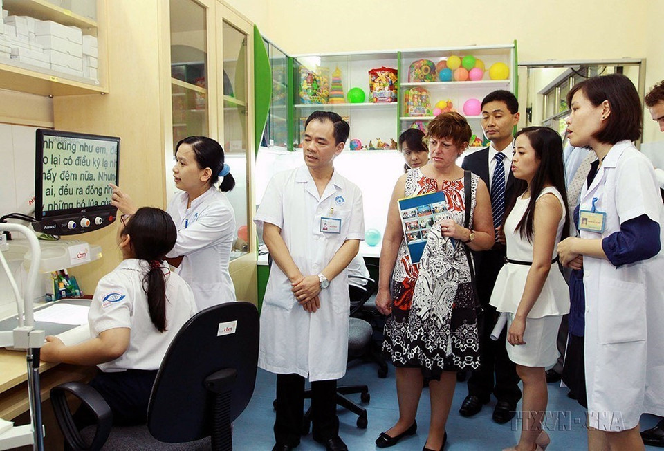 Chủ tịch Hạ viện Australia Anna Burke thăm Dự án của Cơ quan Phát triển Quốc tế Australia (AusAID) tài trợ tại Bệnh viện mắt Trung ương (Hà Nội, 23/5/2013). (Ảnh: Doãn Tấn/TTXVN)