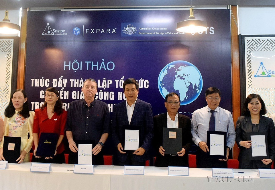 Việt Nam và Australia còn nhiều dư địa để phát triển hơn nữa hợp tác trên tất cả các kênh, các lĩnh vực. Trong ảnh: Trung tâm Ứng dụng tiến bộ khoa học và công nghệ (Sở Khoa học và Công nghệ TP. Hồ Chí Minh), Trường đại học Công nghệ Sydney (Australia), Quỹ đầu tư Expara và các trường đại học phía Nam ký kết hợp tác thúc đẩy các hoạt động chuyển giao công nghệ (3/8/2022). (Ảnh: Thanh Vũ/TTXVN)