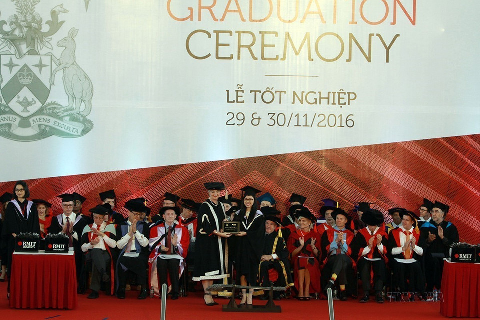 Hiện nay có khoảng 34 cơ sở giáo dục Australia đã tổ chức đào tạo 62 khoá học trong nước tại Hà Nội và Thành phố Hồ Chí Minh. Trong ảnh: Lễ trao bằng tốt nghiệp cho sinh viên Đại học RMIT Việt Nam tại cơ sở Nam Sài Gòn, Thành phố Hồ Chí Minh, ngày 29/11/2016. (Ảnh: Phương Vy/TTXVN)