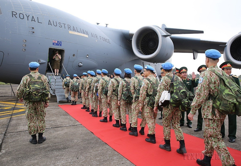 Trong hợp tác đa phương, Việt Nam và Australia phối hợp tốt và ủng hộ lẫn nhau tại các diễn đàn quốc tế và khu vực. Trong ảnh: Ngày 19/11/2019, Australia hỗ trợ Việt Nam triển khai lực lượng gìn giữ hòa bình Liên hợp quốc bằng việc huy động máy bay vận tải C-17A Globemaster III, một trong những loại máy bay vận tải quân sự lớn nhất của Australia và thế giới, để chuyên chở người và thiết bị của Bệnh viện Dã chiến cấp 2 số 2 sang phái bộ Liên hợp quốc tại Nam Sudan (19/11/2019). (Ảnh: Dương Giang/TTXVN)
