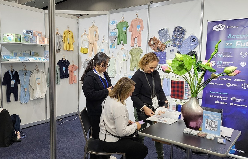 Việt Nam và Australia còn rất nhiều tiềm năng hợp tác thương mại và đầu tư khi hai nền kinh tế có các lợi thế so sánh riêng mang tính bổ trợ lẫn nhau hơn là cạnh tranh. Trong ảnh: Các nhà nhập khẩu Australia tìm hiểu thông tin về sản phẩm dệt may của Việt Nam tại Triển lãm quốc tế nguồn hàng Australia 2022 ở Trung tâm triển lãm quốc tế Melbourne, bang Victoria (15-17/11/2022). (Ảnh: Diệu Linh/TTXVN)