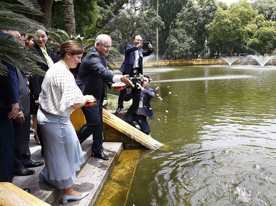 Trong chuyến thăm chính thức Việt Nam, sáng 23/8/2019, Thủ tướng Australia Scott Morrison và Phu nhân thăm Nhà sàn Bác Hồ trong Khu Di tích Chủ tịch Hồ Chí Minh tại Phủ Chủ tịch. (Ảnh: Văn Điệp/TTXVN)