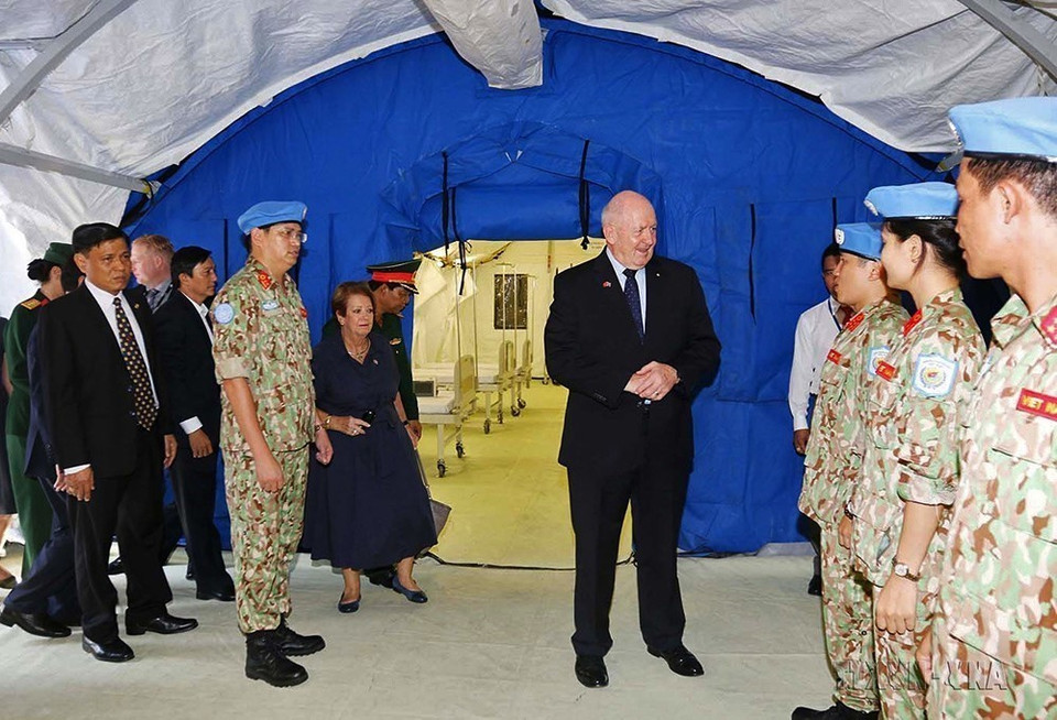 Trong hợp tác đa phương, Việt Nam và Australia phối hợp tốt và ủng hộ lẫn nhau tại các diễn đàn quốc tế và khu vực. Trong ảnh: Toàn quyền Australia Peter Cosgrove thăm Bệnh viện dã chiến cấp 2 số 1 của Việt Nam tham gia hoạt động gìn giữ hòa bình Liên hợp quốc (TP. Hồ Chí Minh, 25/5/2018). (Ảnh: Thanh Vũ/TTXVN)