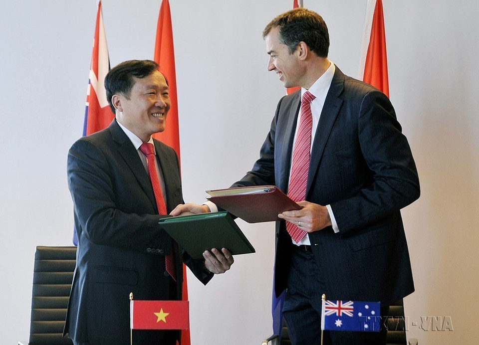 Viện trưởng Viện kiểm sát nhân dân tối cao Nguyễn Hòa Bình và Bộ trưởng Tư pháp Australia Michael Keenan ký văn kiện Hiệp định Tương trợ tư pháp về hình sự giữa hai nước (Australia, 2/7/2014). (Ảnh: Đỗ Vân/TTXVN)