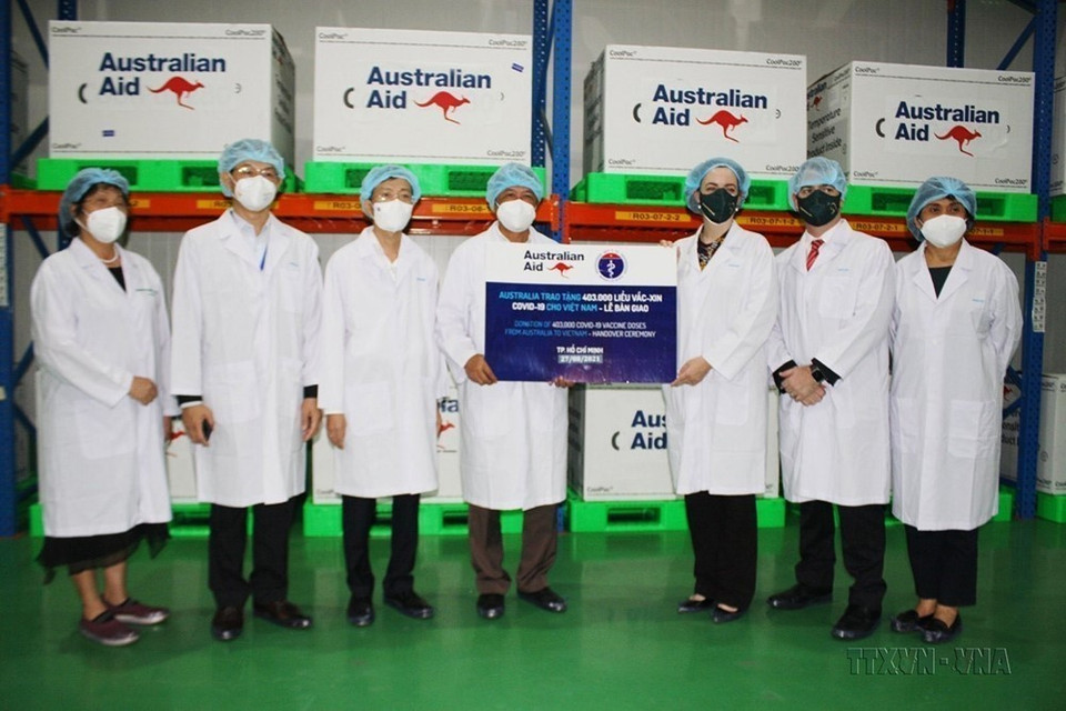Là nhà tài trợ vaccine ngừa COVID-19 lớn thứ hai của Việt Nam, Australia đã cung cấp hơn 26,4 triệu liều vaccine, giúp Việt Nam kiểm soát dịch bệnh và tập trung phục hồi, phát triển kinh tế. Trong ảnh: Lễ tiếp nhận 403.000 liều vaccine AstraZeneca - lô vaccine ngừa COVID-19 đầu tiên trong gói hỗ trợ 1,5 triệu liều vaccine mà Chính phủ Australia cam kết dành cho Việt Nam trong năm 2021 (TP Hồ Chí Minh, 27/8/2021). (Ảnh: TTXVN phát)