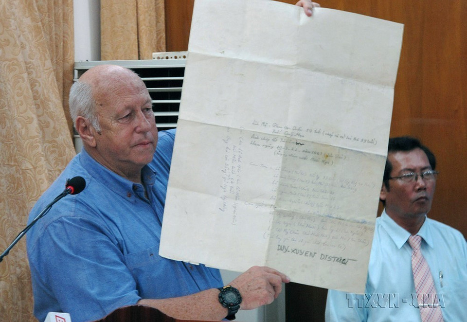 Tiến sỹ Bob Hall (Australia) phối hợp cùng Trung tâm tư vấn và trợ giúp pháp lý cho gia đình liệt sỹ - MARIN (Hà Nội) trao trả 13 kỷ vật chiến tranh do cựu binh Australia và New Zealand thu nhặt được tại các chiến trường miền Nam từ 1966-1971 cho cựu binh và thân nhân cựu binh Việt Nam tại tỉnh Bình Định (5/8/2013). (Ảnh: Ly Kha/TTXVN)