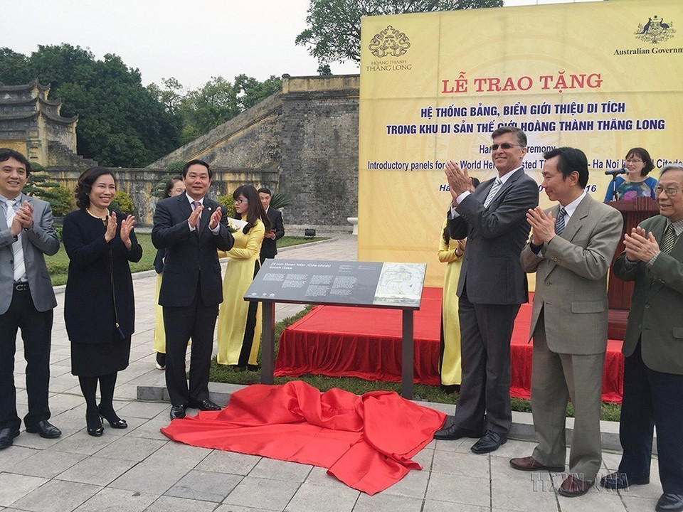Đại sứ Australia tại Việt Nam Hugh Borrowman trao tặng UBND thành phố Hà Nội 14 bảng, biển có nội dung giới thiệu di tích trong Khu di sản Hoàng Thành Thăng Long (18/1/2016). (Ảnh: Đinh Thị Thuận/TTXVN)
