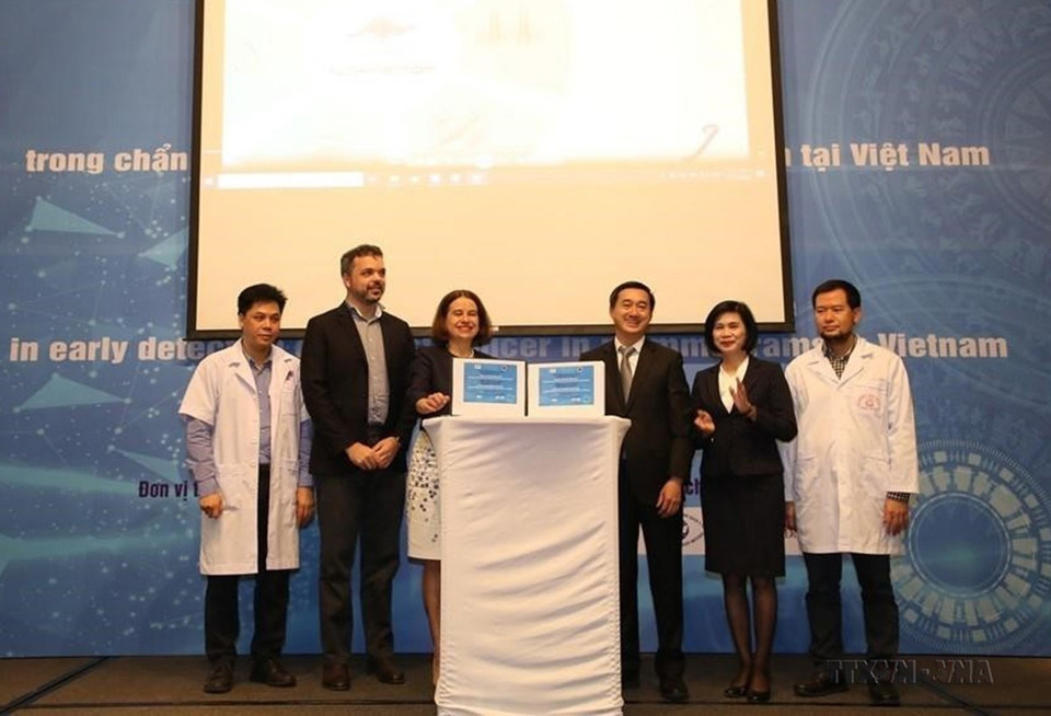 Đại sứ Australia Robyn Mudie và Thứ trưởng Bộ Y tếTrần Văn Thuấn với các chuyên gia và các bác sỹ, kỹ thuật viên tham gia tập huấn dự án VIETRAD - nền tảng trực tuyến sử dụng công nghệ học máy để kiểm tra, giám sát và cải thiện hiệu quả chẩn đoán ung thư vú thông qua hình ảnh, chính thức ra mắt ngày 12/11/2020. (Ảnh: TTXVN phát)