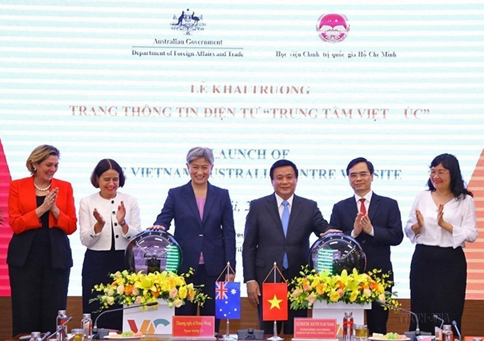 Hai bên đang nỗ lực triển khai hiệu quả các văn kiện hợp tác quan trọng đã ký kết, như Chương trình hành động triển khai quan hệ Ðối tác chiến lược Việt Nam-Australia giai đoạn 2020-2023, Chiến lược tăng cường hợp tác kinh tế... Trong ảnh: Giám đốc Học viện Chính trị quốc gia Hồ Chí Minh Nguyễn Xuân Thắng và Bộ trưởng Ngoại giao Australia Penny Wong khai trương Trang thông tin điện tử "Trung tâm Việt-Úc" (Hà Nội, 27/6/2022). (Ảnh: Văn Điệp/TTXVN)