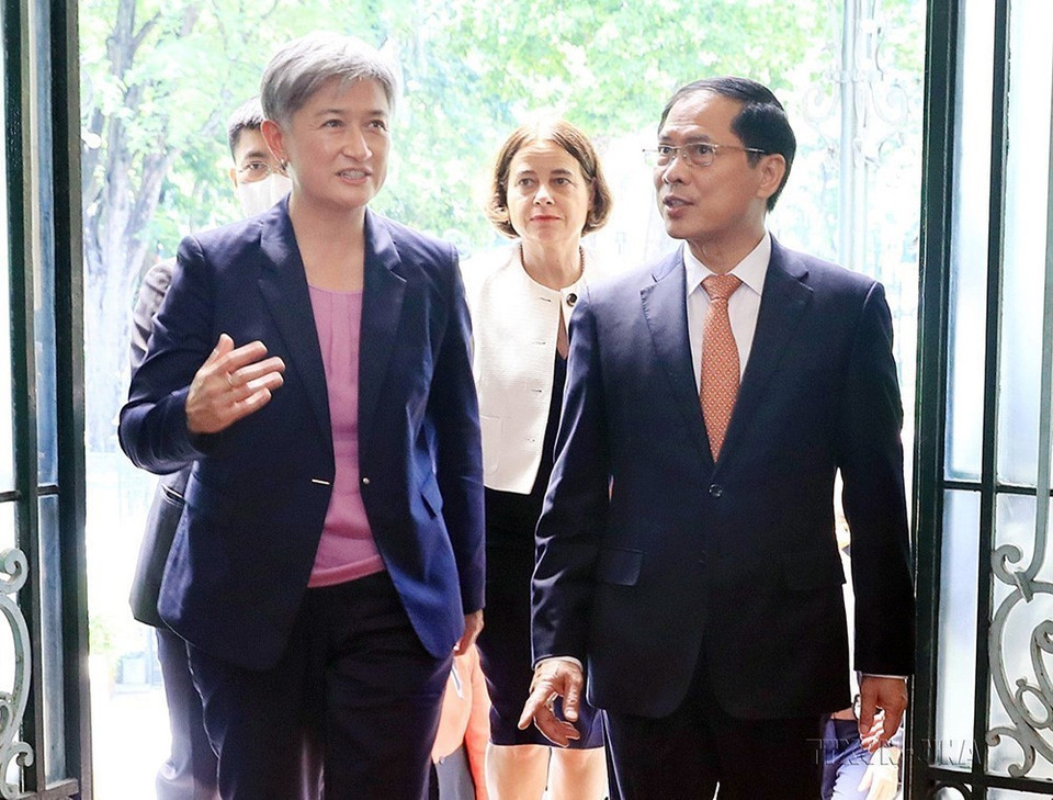 Hai nước đã xây dựng được mối quan hệ đối tác tin cậy, sẵn sàng giúp đỡ lẫn nhau trong các cuộc khủng hoảng và diễn biến bất ổn. Trong ảnh: Bộ trưởng Bộ ngoại giao Bùi Thanh Sơn đón và hội đàm với Bộ trưởng Bộ Ngoại giao Australia Penny Wong thăm và làm việc tại Việt Nam (Hà Nội, 27/6/2022). (Ảnh: Văn Điệp/TTXVN)