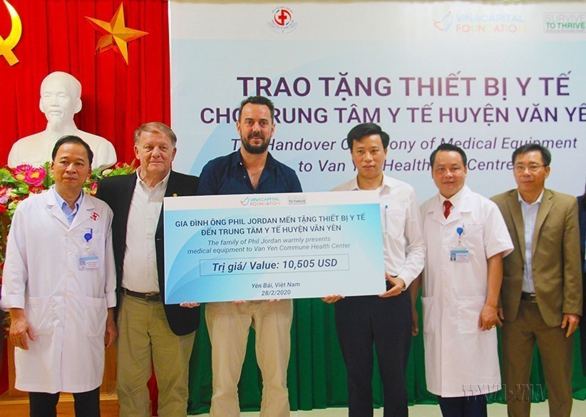 Ông Phil Jordan, nhà tài trợ người Australia trao tặng thiết bị y tế cho đơn nguyên sơ sinh của Trung tâm Y tế huyện Văn Yên (Yên Bái) với tổng giá trị gần 250 triệu đồng (28/2/2020). (Ảnh: Việt Dũng/TTXVN)