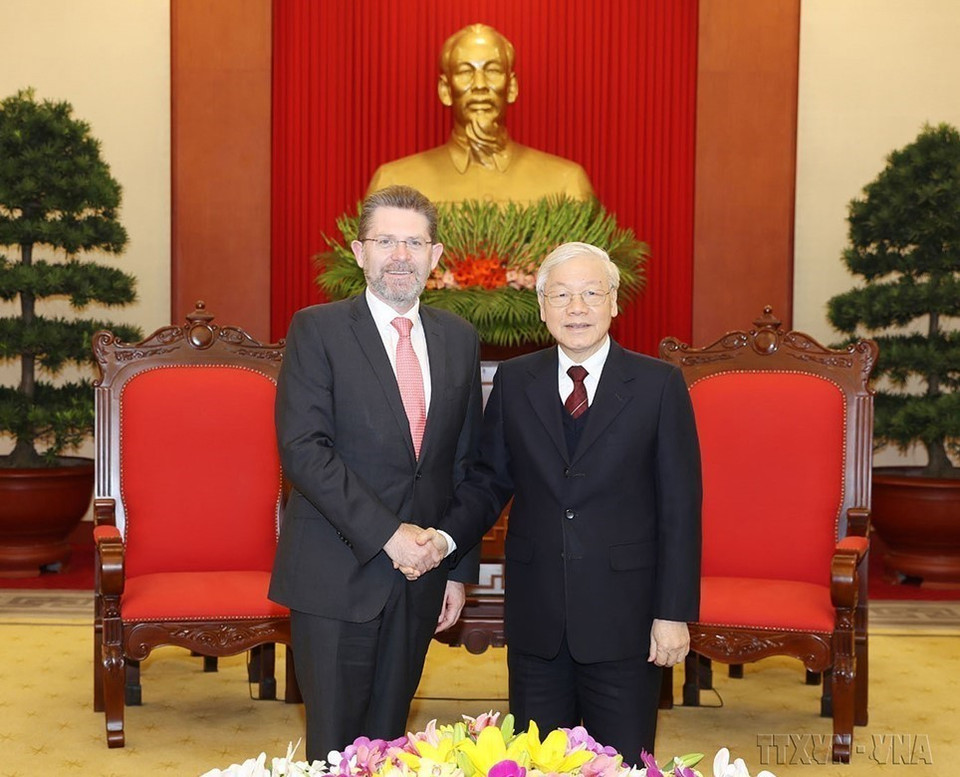Quan hệ chính trị giữa hai nước ngày một gần gũi, tin cậy thông qua việc duy trì trao đổi đoàn và tiếp xúc trên tất cả các cấp, các kênh. Trong ảnh: Tổng Bí thư, Chủ tịch nước Nguyễn Phú Trọng tiếp Chủ tịch Thượng viện Australia Scott Ryan thăm chính thức Việt Nam (Hà Nội, 22/1/2019). (Ảnh: Trí Dũng/TTXVN)