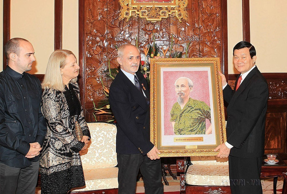 Chủ tịch nước Trương Tấn Sang tặng gia đình nhà báo Australia Wilfred Burchett bức tranh chân dung Chủ tịch Hồ Chí Minh (Hà Nội, 17/9/2011). (Ảnh: Nguyễn Khang/TTXVN)