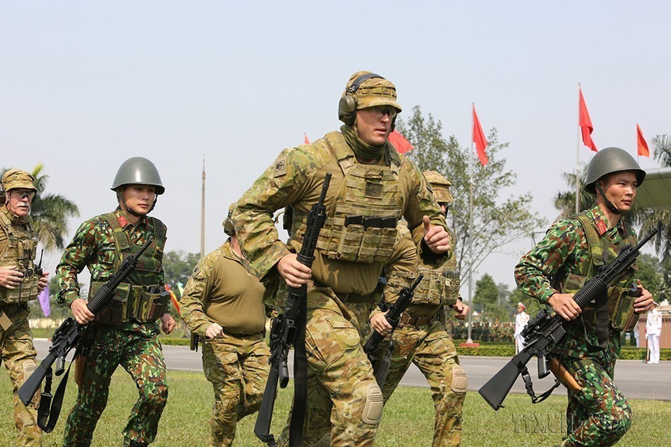 Các chuyên gia Australia và học viên Việt Nam trình diễn kỹ năng bắn súng trong Khóa tập huấn, trao đổi kỹ năng bắn súng quân dụng giữa hai nước (Hà Nội, 18/2/2020). (Ảnh: Dương Giang/TTXVN)