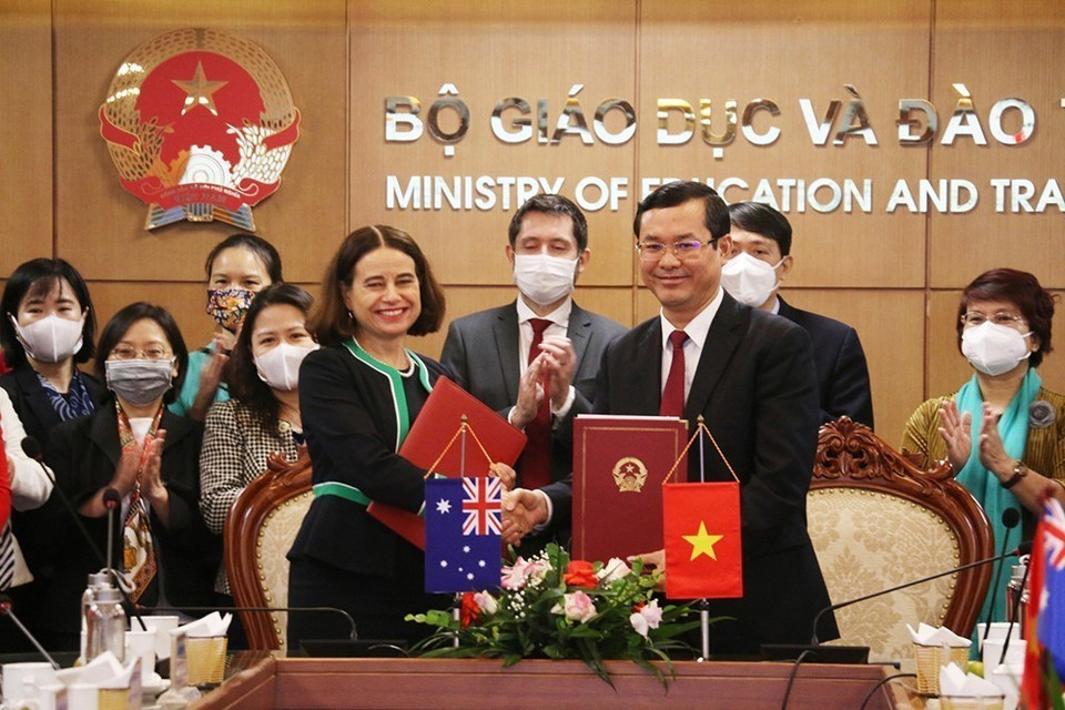 Thứ trưởng Bộ Giáo dục và Đào tạo Nguyễn Văn Phúc và Đại sứ Australia tại Việt Nam Robyn Mudie ký Thỏa thuận bổ sung giữa Chính phủ hai nước về Chương trình Phát triển Nguồn nhân lực Việt Nam-Australia 2021-2025 (Hà Nội, 22/10/2021). (Ảnh: TTXVN phát)