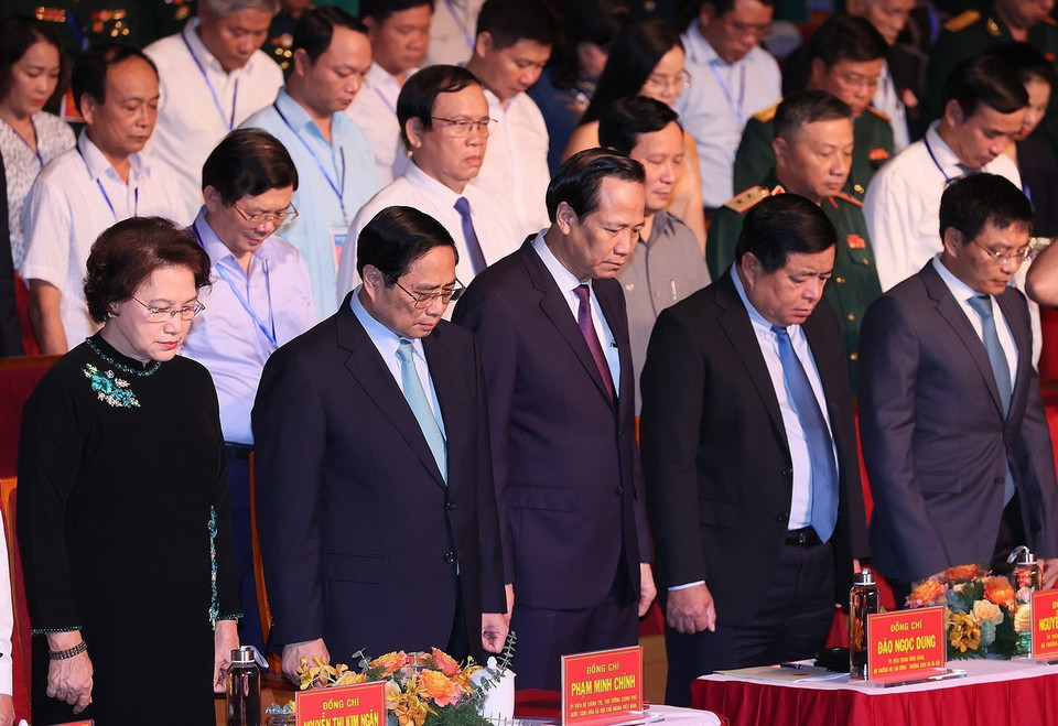 Thủ tướng Phạm Minh Chính và các đại biểu mặc niệm tưởng nhớ các Anh hùng Liệt sỹ. (Ảnh: Dương Giang/TTXVN)