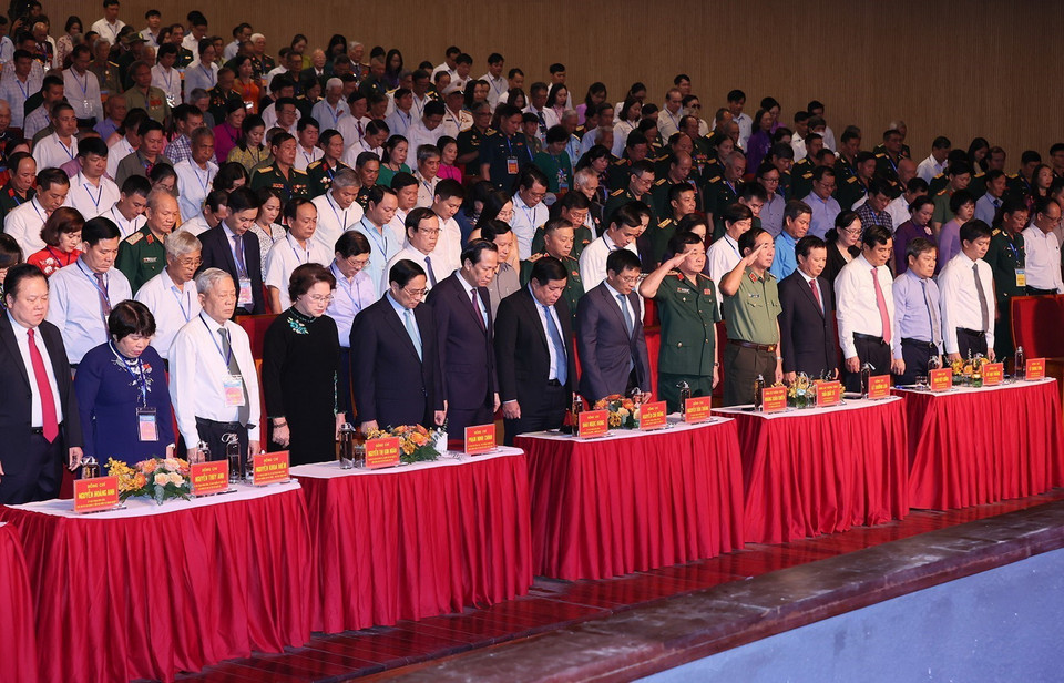 Thủ tướng Phạm Minh Chính và các đại biểu mặc niệm tưởng nhớ các Anh hùng Liệt sỹ. (Ảnh: Dương Giang/TTXVN)