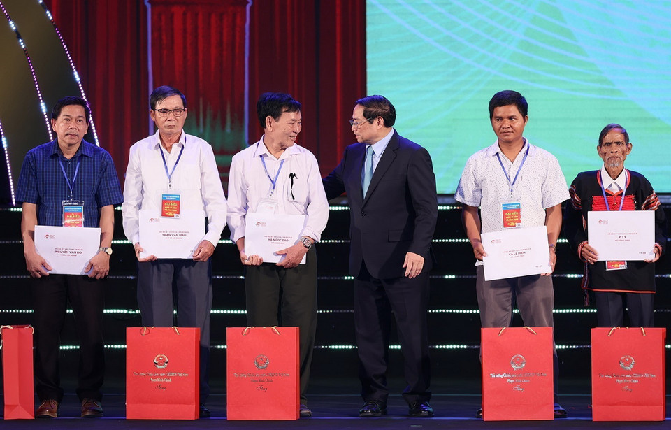 Thủ tướng Phạm Minh Chính trao kỷ vật cho thân nhân liệt sỹ. (Ảnh: Dương Giang/TTXVN)