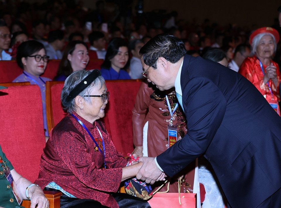 Thủ tướng Phạm Minh Chính thăm hỏi, tặng quà cho các Mẹ Việt Nam Anh hùng tham dự Hội nghị Biểu dương Người có công với Cách mạng Tiêu biểu Toàn quốc năm 2023. (Ảnh: Dương Giang/TTXVN)