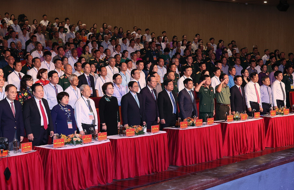 Thủ tướng Phạm Minh Chính và các đại biểu tại Hội nghị Biểu dương Người có công với Cách mạng Tiêu biểu Toàn quốc năm 2023. (Ảnh: Dương Giang/TTXVN)