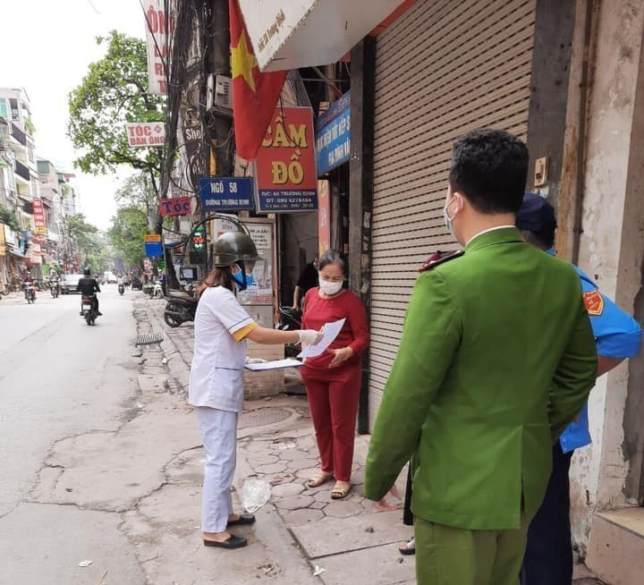 Nhân viên Trung tâm Y tế quận Hai Bà Trưng điều tra dịch tễ bệnh COVID-19 trên địa bàn. (Ảnh: Tuyết Mai/TTXVN)