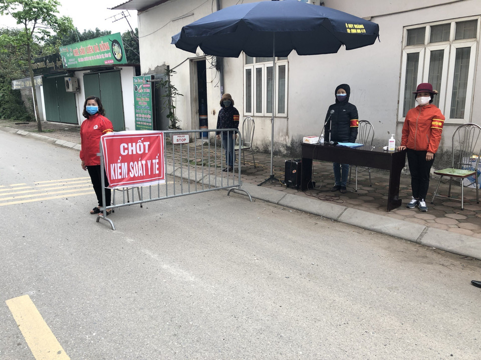 Chốt kiểm tra y tế chống dịch COVID-19 tại xã Nam Hồng, huyện Đông Anh. (Ảnh: Mạnh Khánh/TTXVN)