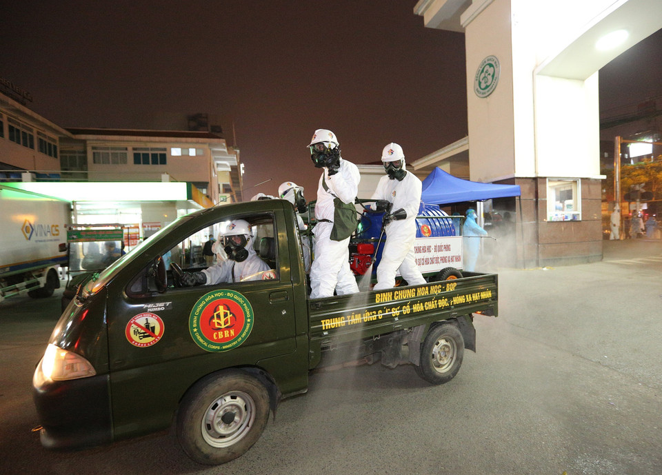 Binh chủng Hóa học (Bộ Quốc phòng), Trung tâm Ứng cứu sự cố hóa chất độc, phóng xạ hạt nhân miền Bắc đã triển khai lực lượng và phương tiện, tiến hành phun hóa chất tẩy độc, khử trùng các khu khám và điều trị của bệnh viện Bạch Mai sau khi phát hiện ổ dịch. (Ảnh: Dương Giang/TTXVN)
