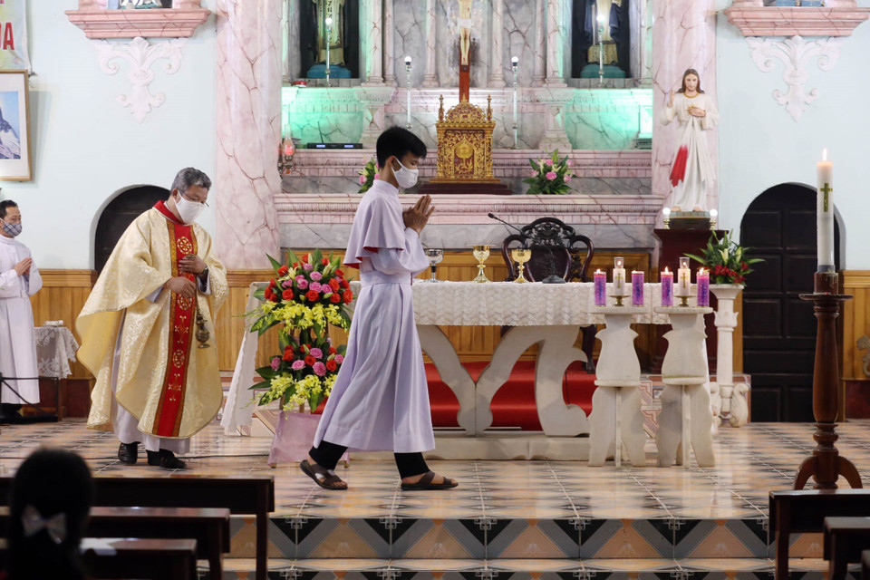  Các nghi lễ tại Lễ Phục sinh 2020 ở Nhà thờ Hữu Bằng. (Ảnh: Anh Tuấn/TTXVN)