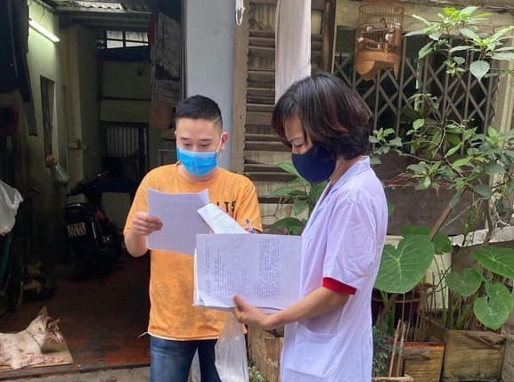 Nhân viên Trung tâm Y tế quận Hai Bà Trưng điều tra dịch tễ bệnh COVID-19 trên địa bàn. (Ảnh: Tuyết Mai/TTXVN)