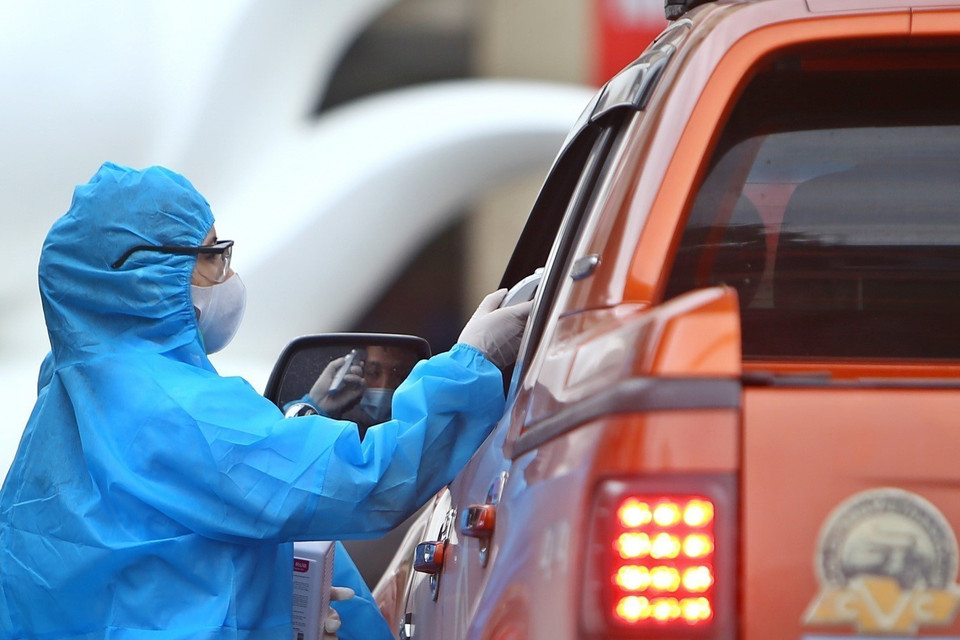 Tiếp thực hiện nghiêm túc việc kiểm tra thân nhiệt đối với những người ra vào bệnh viện Bạch Mai. (Ảnh: Minh Quyết/TTXVN)