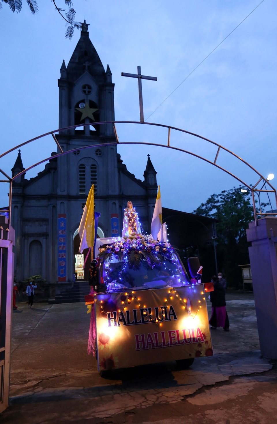 Lễ rước kiệu Chúa sống lại trong Lễ Phục sinh 2020 ở Nhà thờ Hữu Bằng. (Ảnh: Anh Tuấn/TTXVN)