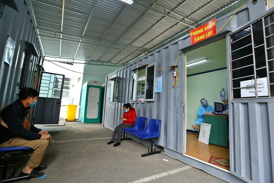 Bệnh viện K đã triển khai nhiều phương án quyết liệt hơn để kiểm soát dịch bệnh như: bố trí khu vực bệnh viện dã chiến 30 giường bệnh ngay trong bệnh viện, khai báo y tế, kiểm tra sàng lọc với tất cả 100% người đến bệnh viện bao gồm cán bộ nhân viên, người lao động, trực kiểm tra 24/24, bổ sung thêm 4 container để thực hiện khám, cách ly riêng. (Ảnh: Minh Quyết/TTXVN)