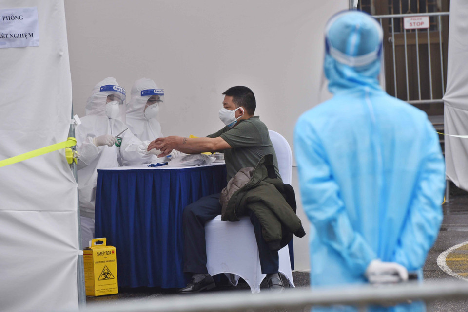 Mở rộng phạm vi và đối tượng xét nghiệm nhanh COVID-19 các quận, huyện trên địa bàn Thành phố. Ngày 3/4/2020, trạm xét nghiệm nhanh được mở tại Nhà Văn hóa phường Yên Hòa, Cầu Giấy. (Ảnh: Minh Quyết/TTXVN)
