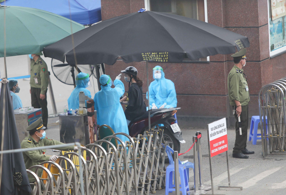 Thực hiện kiểm tra y tế nghiêm ngặt đối với những người ra vào bệnh viện Bạch Mai khi phát hiện có ca nhiễm tại đây. (Ảnh: Thanh Tùng/TTXVN)