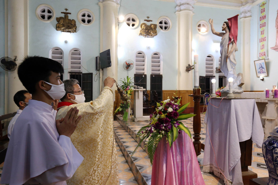 Các nghi lễ tại Lễ Phục sinh 2020 ở Nhà thờ Hữu Bằng. (Ảnh: Anh Tuấn/TTXVN)