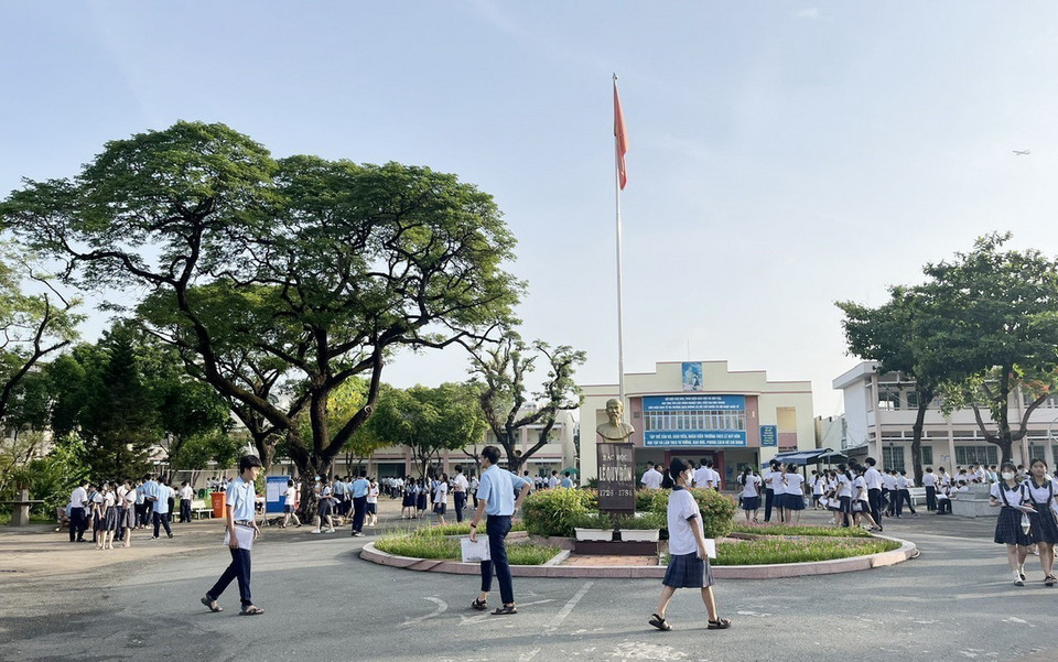 Sáng 6/6, hơn 98.000 thí sinh tại Thành phố Hồ Chí Minh chính thức bước vào Kỳ thi tuyển sinh lớp 10 THPT với môn thi đầu tiên Ngữ văn. Trong ảnh: Nhiều thí sinh tại điểm thi Trường THCS Lê Quý Đôn (thành phố Thủ Đức) đến từ sớm. (Ảnh: Thu Hoài/TTXVN)