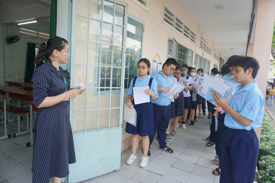 Thí sinh tại điểm thi Trường THCS Lê Quý Đôn (thành phố Thủ Đức) chờ điểm danh vào phòng thi. (Ảnh: Thu Hoài/TTXVN)