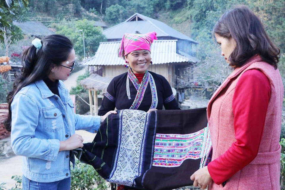 Thổ cẩm của phụ nữ dân tộc Lự ở xã Bản Hon, huyện Tam Đường, tỉnh Lai Châu, được dệt thủ công với hoa văn sắc sảo. (Ảnh: Nguyễn Oanh/TTXVN)