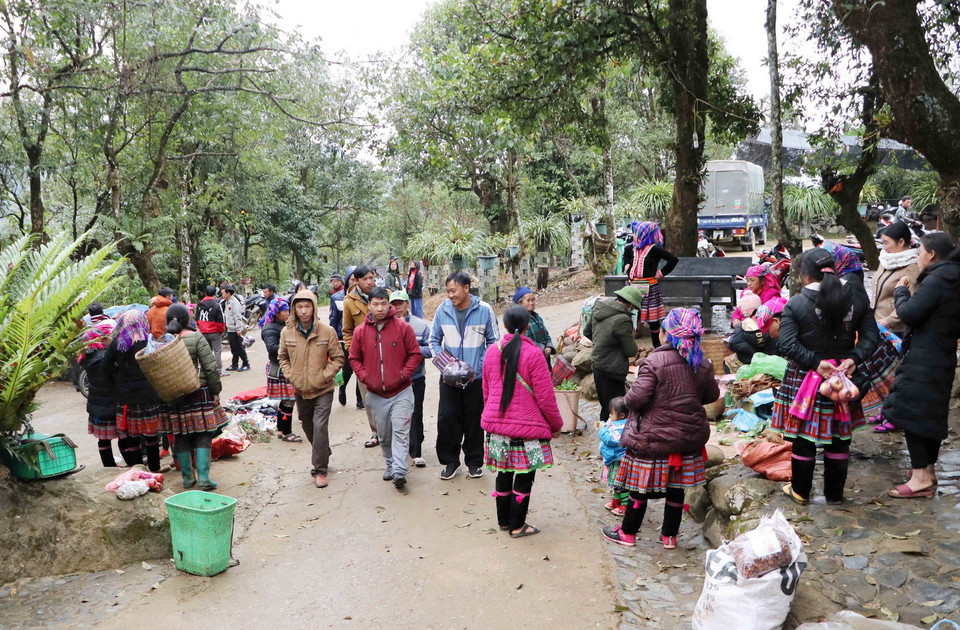 Chợ phiên Sin Suối Hồ họp vào thứ 7 hàng tuần, diễn ra từ sáng sớm cho đến tận trưa. (Ảnh: Nguyễn Oanh/TTXVN)